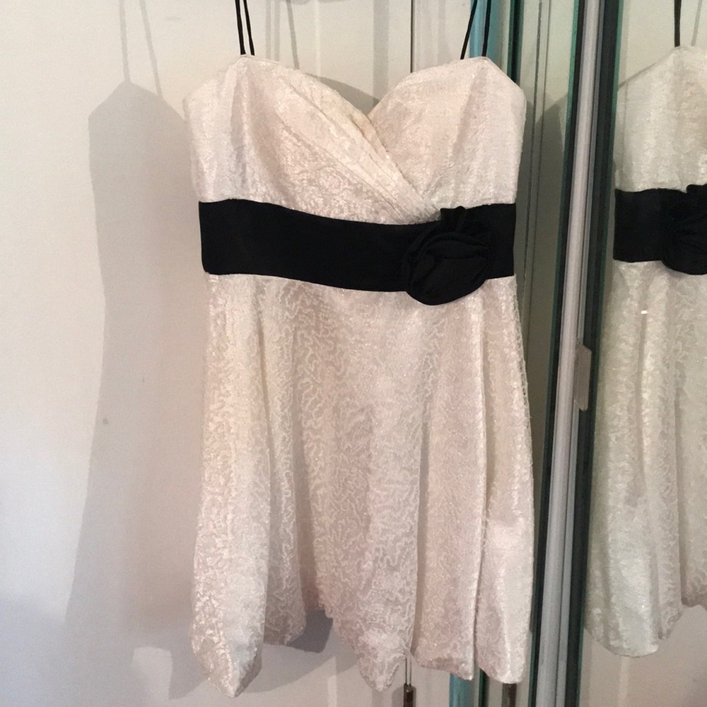 ADRIANNA PAPELL WHITE SEQUIN COCKTAIL DRESS
